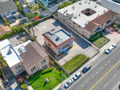 702 Crenshaw Blvd