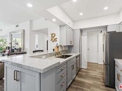 7135 Hollywood Blvd APT 206