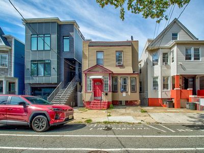 25 Romaine Ave