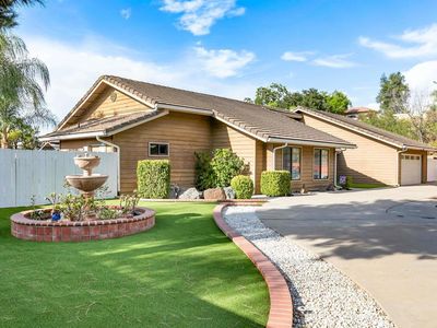 2033 Lilac Ln