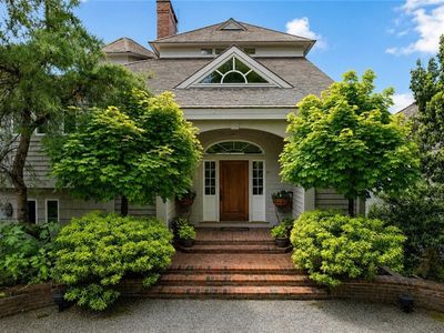 18 E Hills Rd