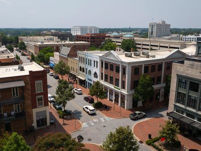 160 E Main St