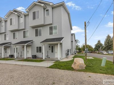 676 E Court St #101