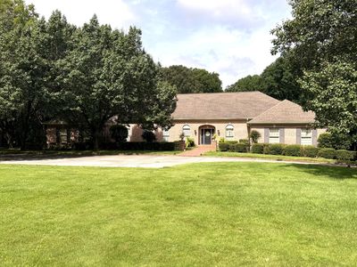 2000 Greenbriar Ln