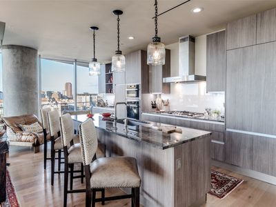 3130 N Harwood St APT 1604