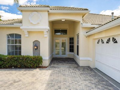 623 SW Lake Charles Circle