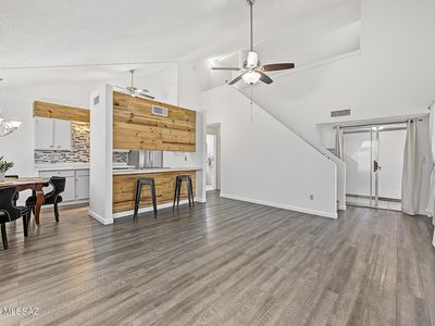 1127 W Roger Rd