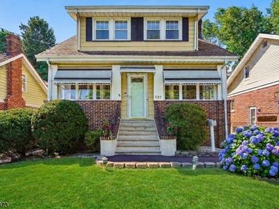 587 Woodland Ave