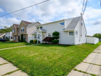 98 Daniel St