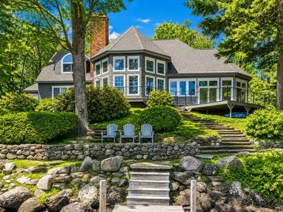 986 Lakeshore Drive