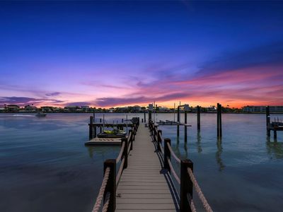 819 Bay Esplanade