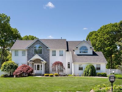 Property at 8 Greenwich Court, Shoreham, NY
