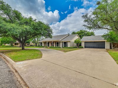 2305 Douglas Dr