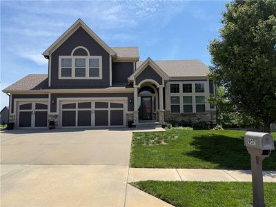 Property at 907 N Cottonwood Ave, Kearney, MO
