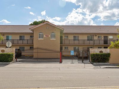700 SE 9th Court #206
