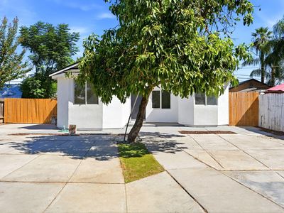 2225 E Lamona Avenue