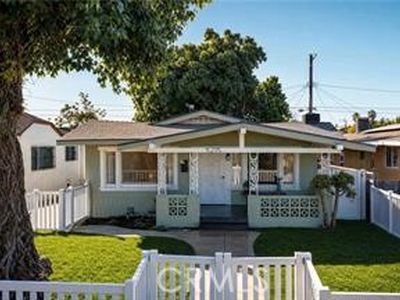 5215 S Van Ness Ave