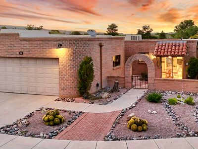 712 W Desert Hills Dr