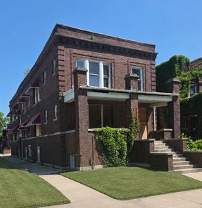 1224 W 64th St
