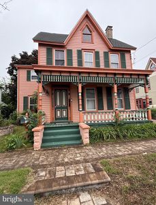 9 NE 4th St