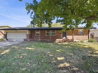 Property at 11038 Saginaw Dr, Saint Louis, MO