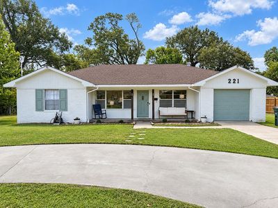 221 W McNeese St