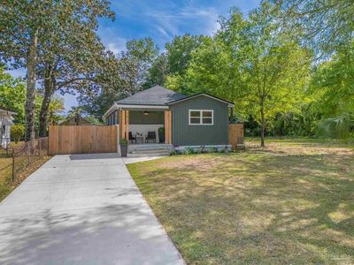1613 E Desoto St