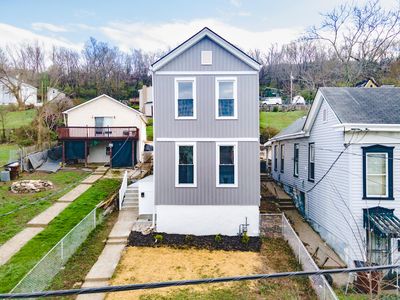 1035 John St