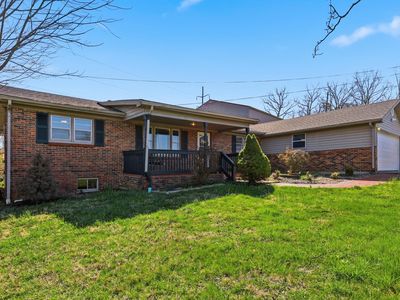 30 Halls Ln