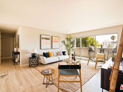 8400 De Longpre Ave APT 310