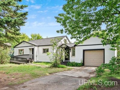 Property at 105 W Wright Pl, Marquette, MI