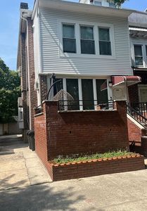 1124 E 12th St