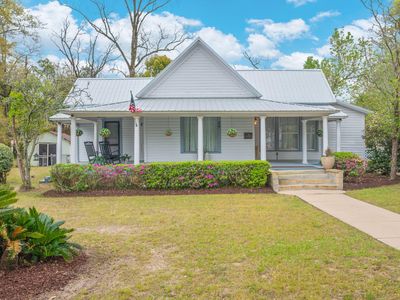 28 Live Oak Ave E