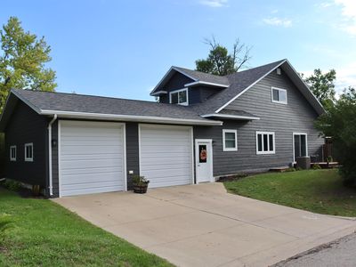 137 Center St S