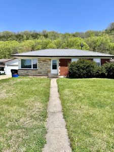 1037 Dewey STREET