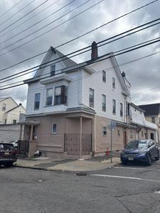 564 River St
