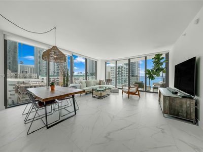 460 NE 28th St APT 701