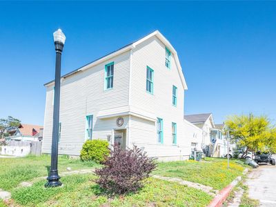 Property at 1002 Sealy St, Galveston, TX