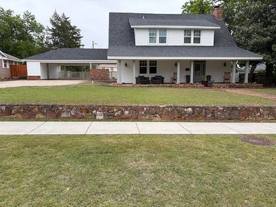 1207 N Broadway Ave