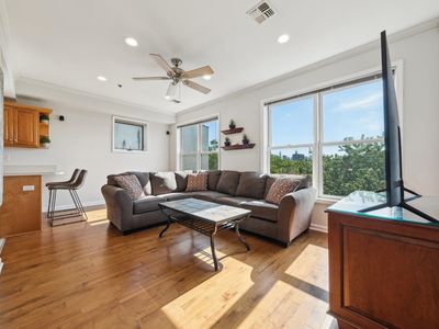 323 Jackson St APT 602