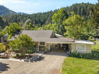 6589 Rogue River Hwy