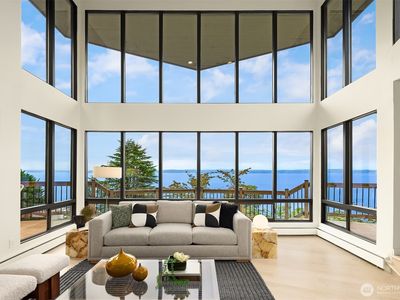 2583 Magnolia Boulevard W