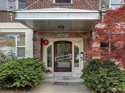 214 Summit Avenue E #402