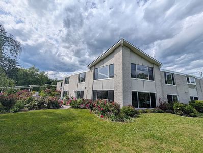18 Dwight Ln
