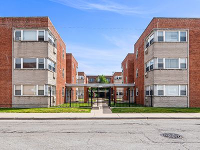 2411 W Balmoral Ave APT 3B