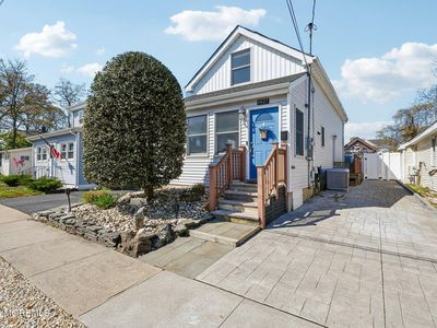 1827 Laurel Terrace