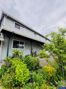 1525 Lee St SE