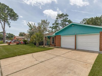 1745 Dolphin Dr