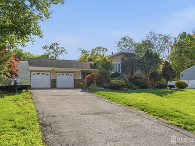 Property at 9 Camelot Ct, Manalapan, NJ