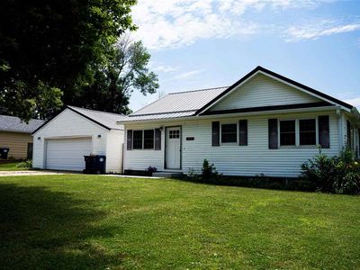 Property at 625 Freeseway Dr, Robins, IA